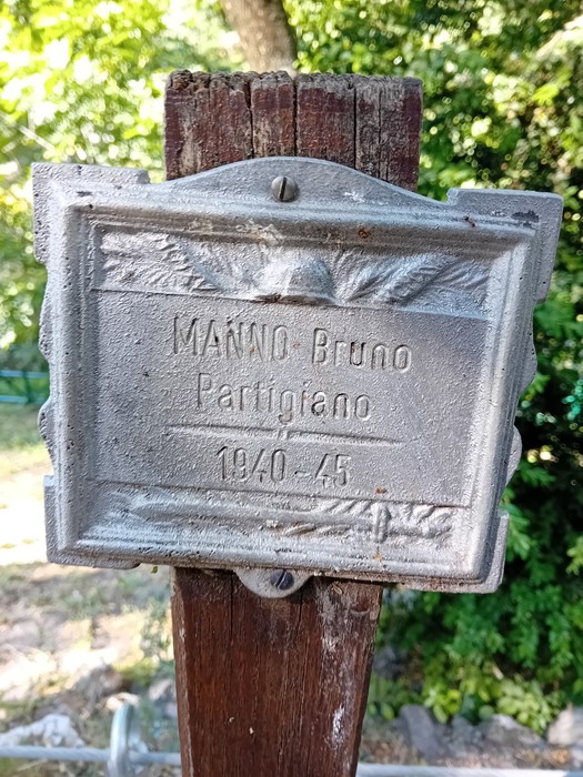 Targa commemorativa di Bruno Manni, partigiano, all'interno del Parco della Rimembranza. Elegante cornice metallica.