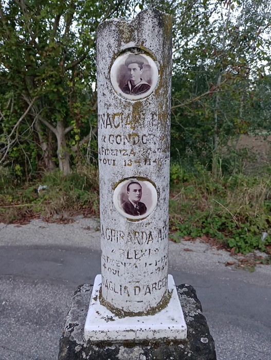 Cippo commemorativo dedicato a Dalla Ghirarda e Fornaciari, testimonianza di memoria storica in un contesto naturale.