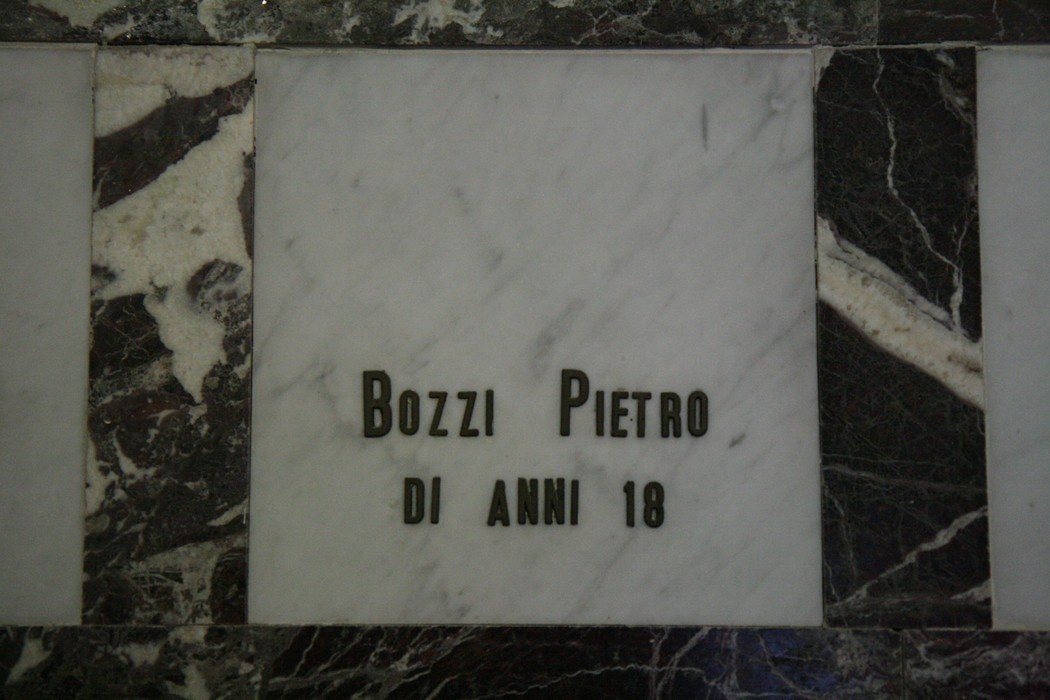 Cappella dei Martiri: monumento commemorativo che ricorda i caduti, con dettagli architettonici significativi.