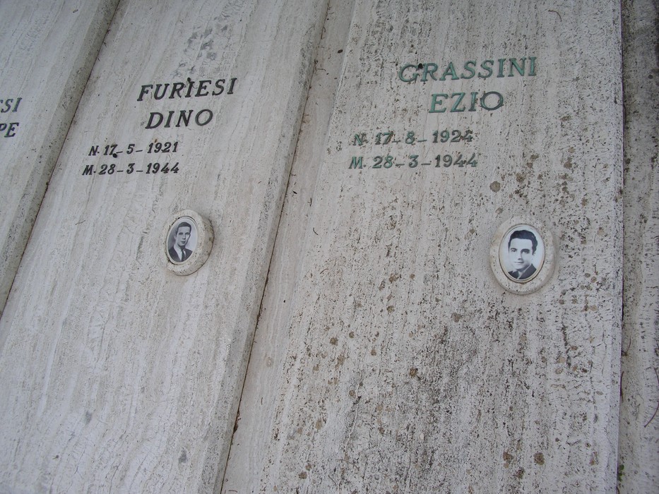Sepolcro dei caduti sangimignanesi, memoriale commemorativo con nomi e fotografie dei soldati.