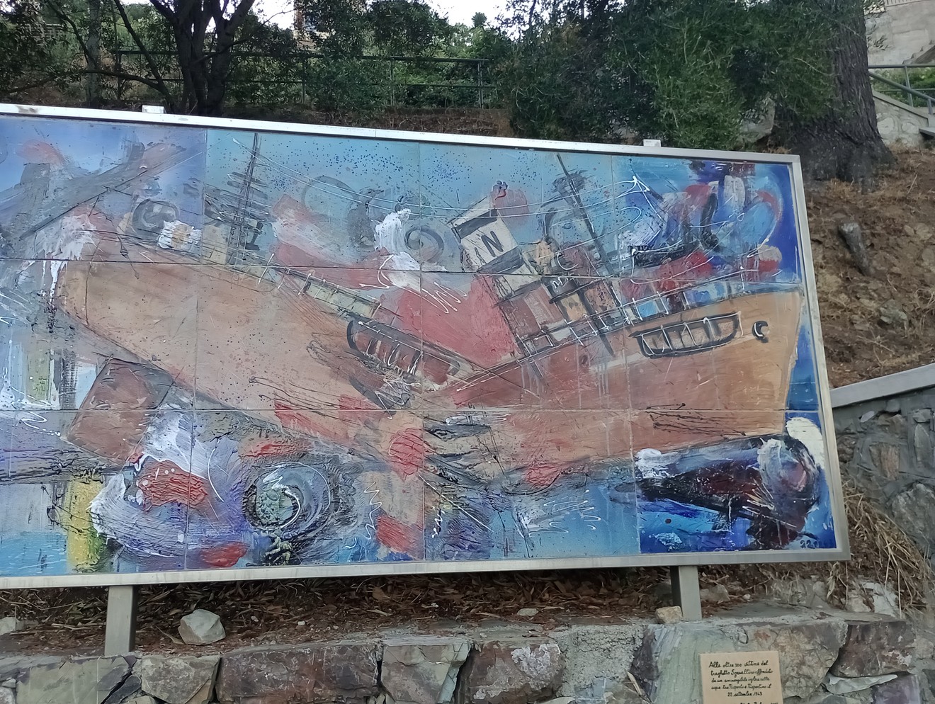 Monumento che commemora l'affondamento del piroscafo Sgarallino con un'opera d'arte evocativa.