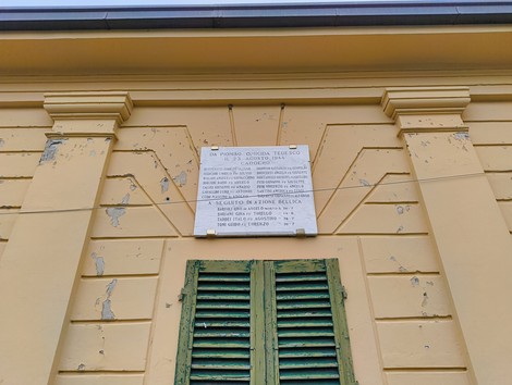 Lapide commemorativa ai caduti di Stabbia, collocata su un edificio storico, con inscriptioni in memoria dei caduti.