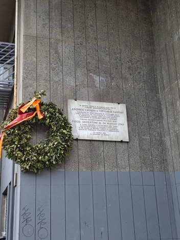Lapide commemorativa dedicata a Andrea Casadei e Vittorio Fantini, con corona d'alloro accanto.