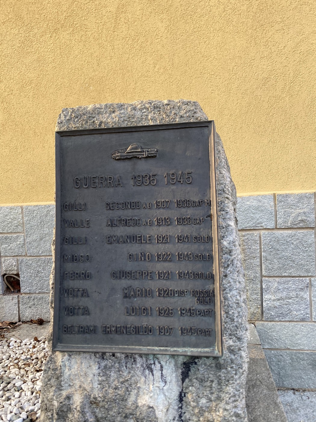 Monumento ai caduti di Rosta, dedicato ai soldati della guerra 1939-1945. Ricordo e omaggio ai sacrifici.