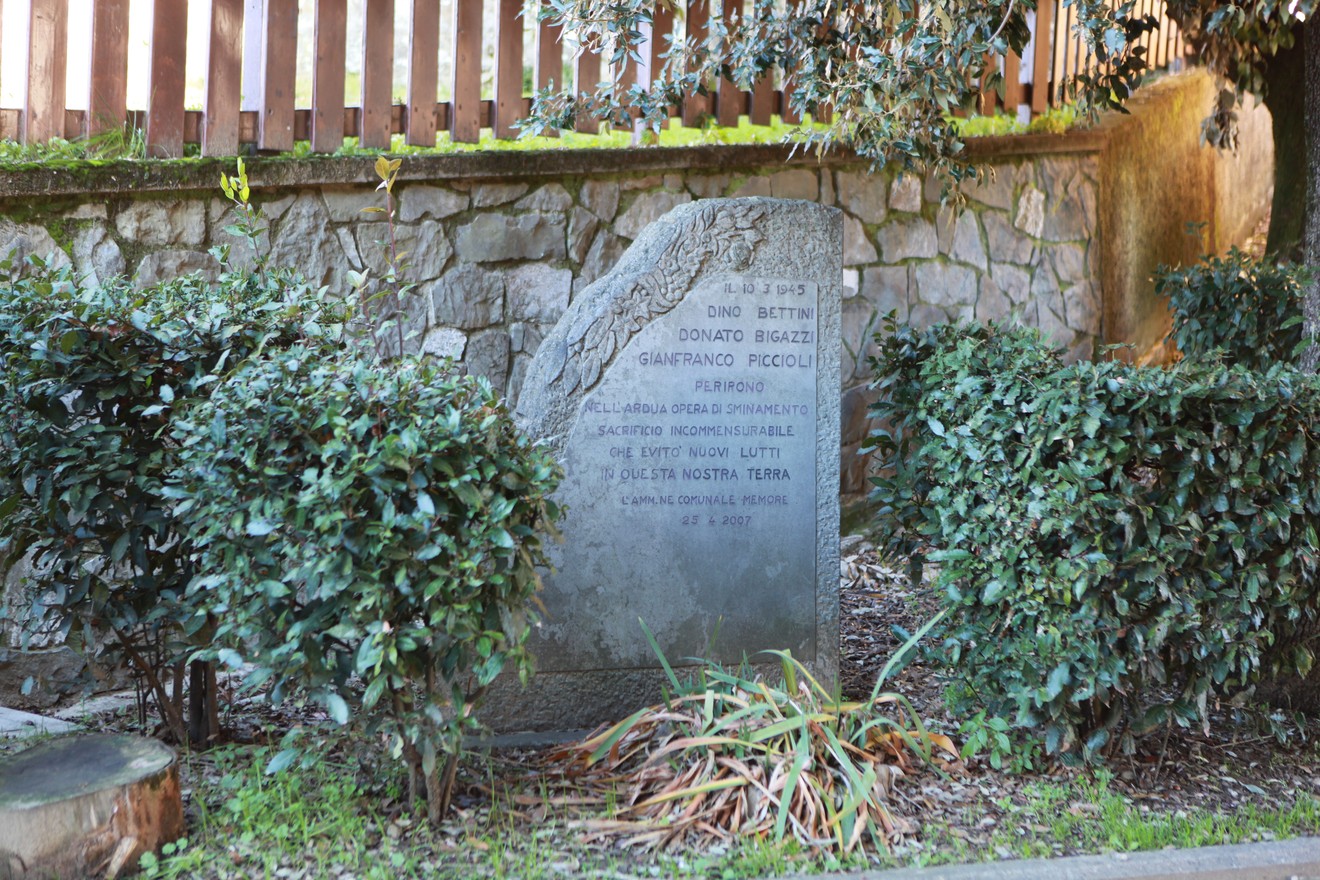 Monumento commemorativo a Bettini, Bigazzi e Piccioli, in ricordo del loro impegno per la comunità.