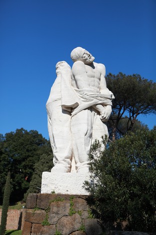 Lapidi commemorative nel Mausoleo delle Fosse Ardeatine, simbolo di memoria e resistenza storica.