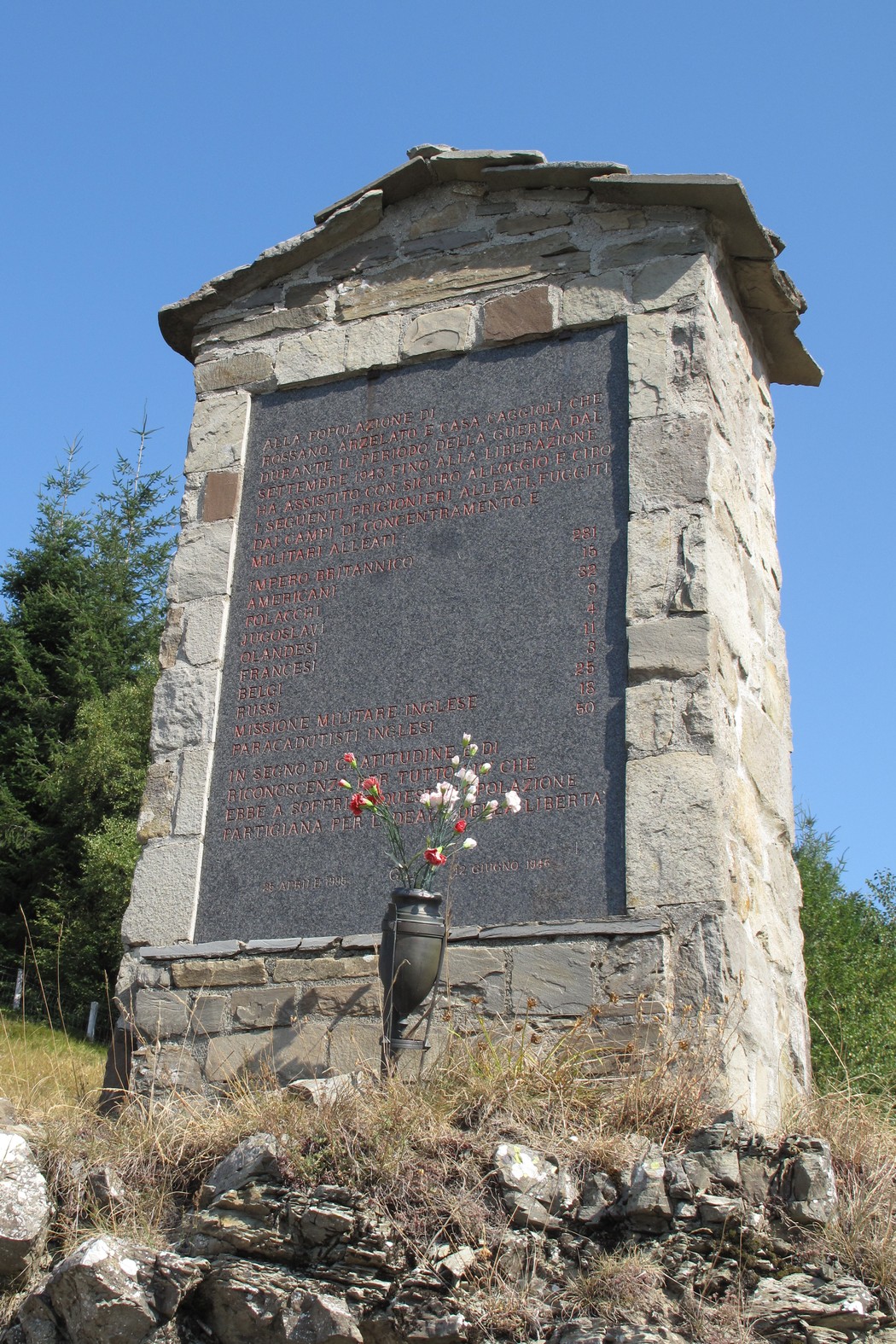 Monumento commemorativo a Lett e ai prigionieri alleati, situato in un ambiente naturale sereno.