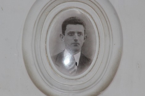 Sacrario dei partigiani di Torbella, commemorazione dei caduti con foto in un elegante ovale decorativo.