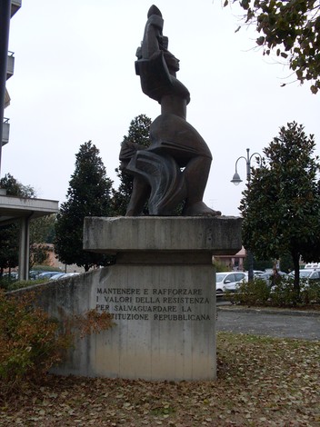 Monumento alla Resistenza, simbolo di libertà e difesa dei valori democratici nella storia italiana.