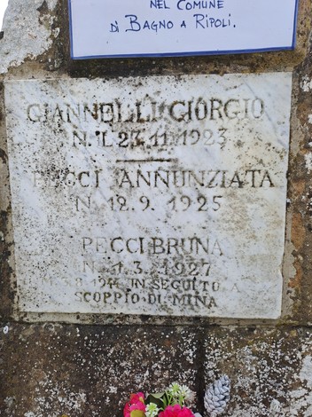 Cippo commemorativo dedicato a Giannelli e Pecci, con iscrizioni in memoria di eventi storici locali.