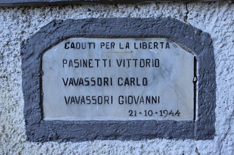 Lapide commemorativa in onore di Pasinetti Vittorio e dei Vavassori Carlo e Giovanni, caduti per la libertà.