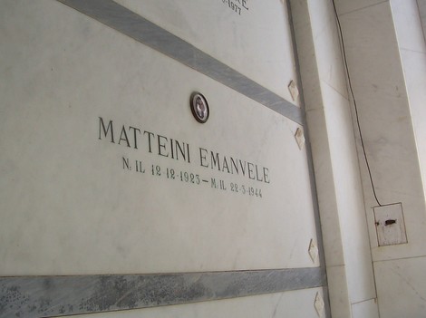 Cappella dei Caduti di Istia d'Ombrone, memoriale dedicato ai caduti della guerra. Atmosfera di rispetto e memoria.