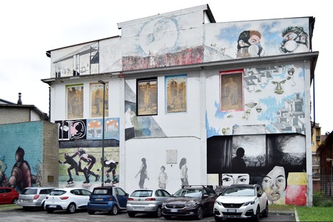 Muro decorato con murales commemorativi dedicati ai Sappisti della Superga.