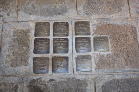 Pietre d'inciampo dedicate alle famiglie Aboaf, Navarro, Nacamulli, Misano e Jarach in memoria delle vittime.