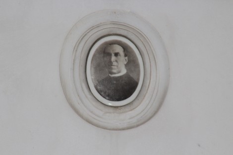 Ritratto di un partigiano incastonato in una cornice bianca, simbolo di memoria storica e resistenza.