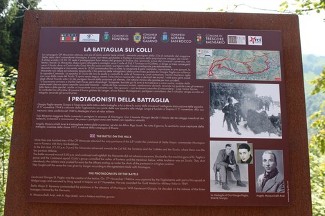 Insegna informativa sulla "Strada della battaglia di Fonteno" con mappe e fotografie storiche.