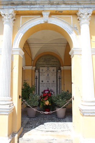 Ingresso del Sacrario dei combattenti della libertà, con piante e fiori decorativi in un'atmosfera solenne.