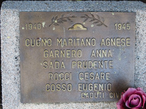 Cippi commemorativi dedicati ai caduti del viale della rimembranza, con nomi e date.