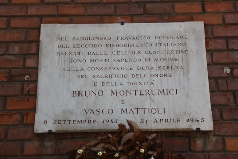 Lapide commemorativa dedicata a Bruno Monterumici e Vasco Matteoli, simboli del sacrificio durante il Risorgimento italiano.