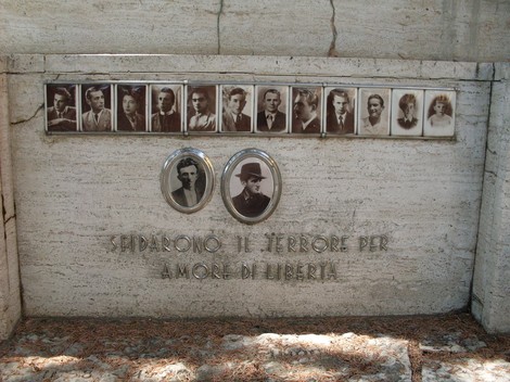 Monumento commemorativo ai Caduti per la Libertà, con ritratti e dedica di onore ai sacrifici della guerra.