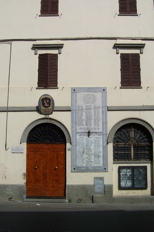 Lapide commemorativa ricordo dei caduti, affissa su un muro di un edificio storico.