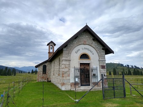 Lapide alla Resistenza presso la Chiesa di San Lorenzo, immersa in un paesaggio naturale suggestivo.