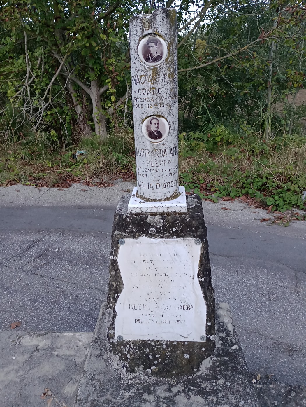 Cippo commemorativo dedicato a Dalla Ghirarda e Fornaciari, situato lungo una strada.