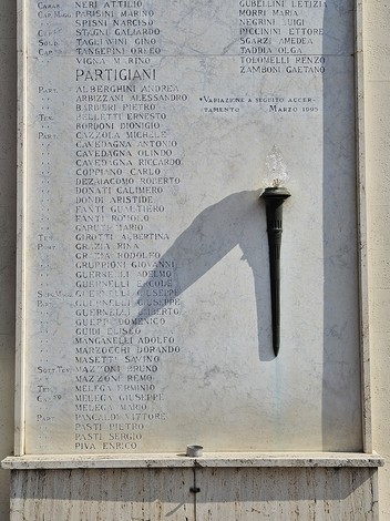 Lapide commemorativa dedicata ai caduti in guerra tra il 1940 e il 1945, con nomi di soldati e partigiani.