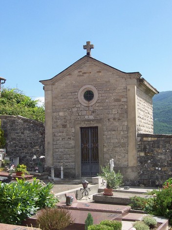 Sacrario dei caduti di Soci, commemorazione in pietra immersa nel verde, simbolo di memoria e rispetto.
