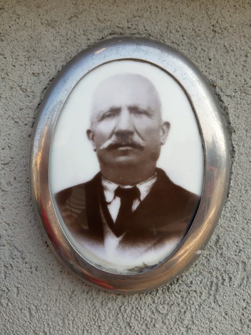 Lapide commemorativa con ritratto di Ghiotti, in memoria della sua vita e delle sue opere.