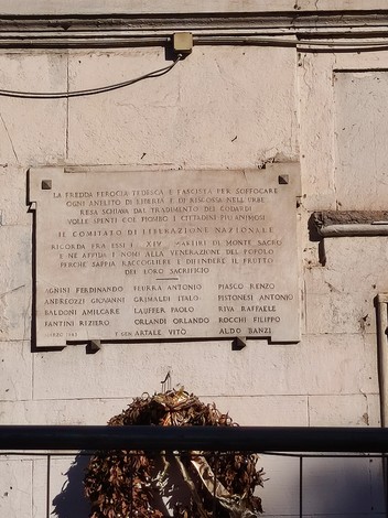 Lapide commemorativa dei 14 martiri di Monte Sacro, onore a coloro che hanno sacrificato la vita per la libertà.