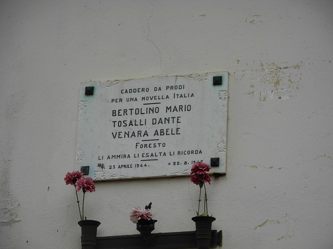 Lapide commemorativa a Bertolino, Tosalli e Venara, in ricordo dei caduti il 25 aprile 1944.