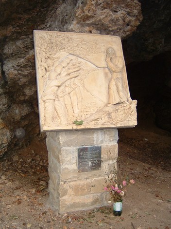 Monumento a Don Bortolotti, un rilievo che celebra la sua figura e il suo impegno comunitario.