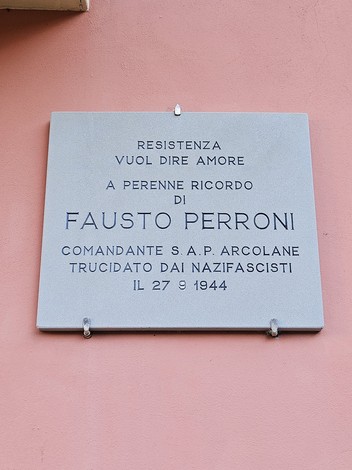 Lapide commemorativa dedicata a Fausto Perroni, in ricordo della Resistenza contro i nazifascisti.