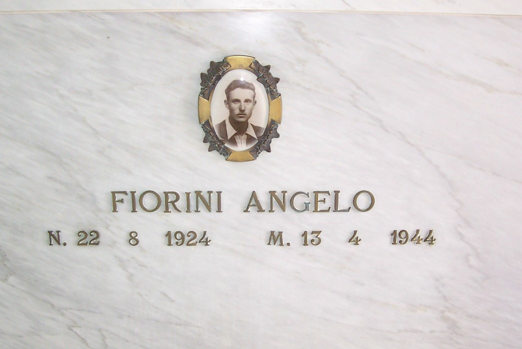 Sacrario dei caduti di Soci, commemorazione dei soldati, con il nome di Fiorini Angelo e la sua data di nascita e morte.