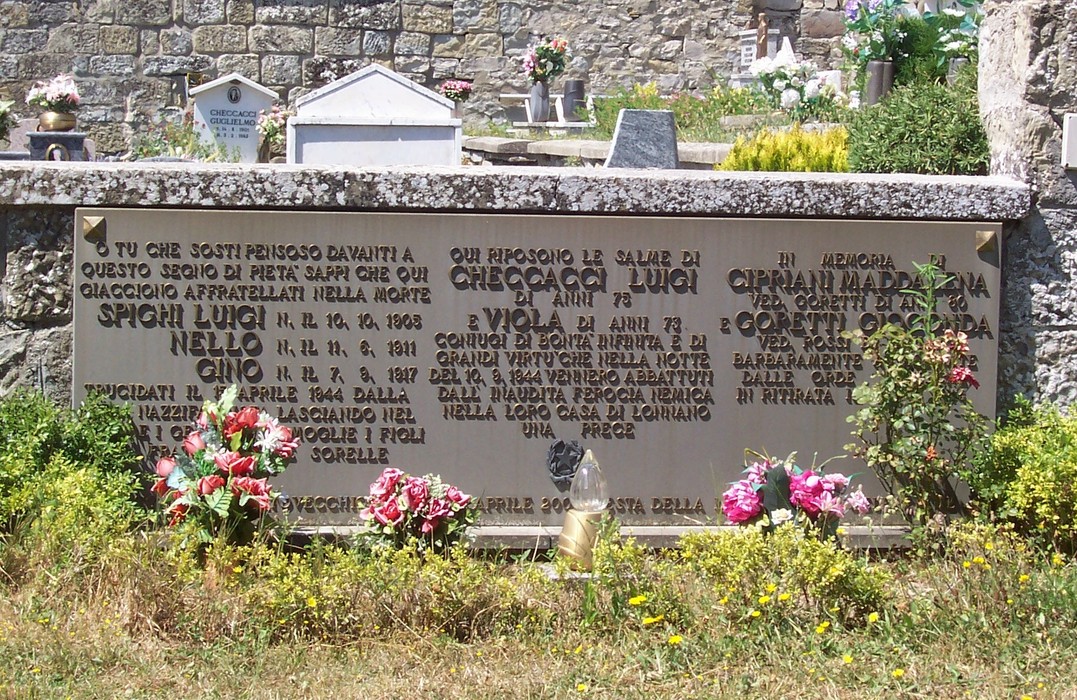 Sacrario dei caduti di Lonnano, memoriale dedicato ai combattenti e alle vittime di guerra. Fiori in omaggio.