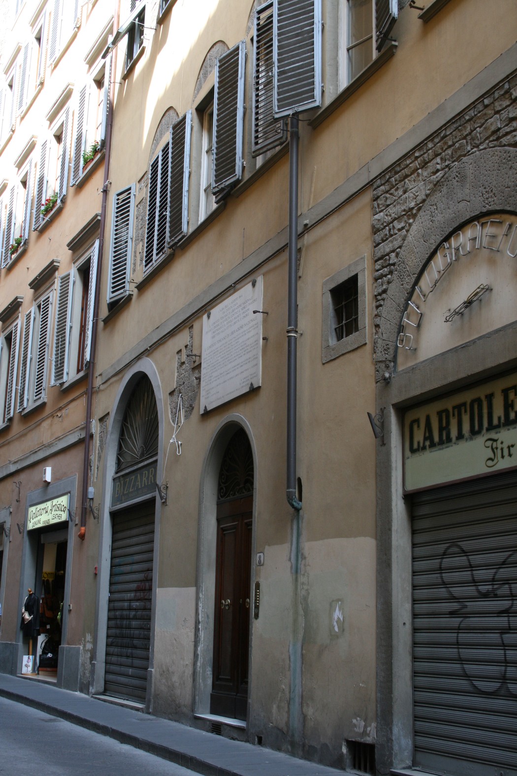 Lapide commemorativa del Comitato Toscano di Liberazione Nazionale su un edificio storico fiorentino.