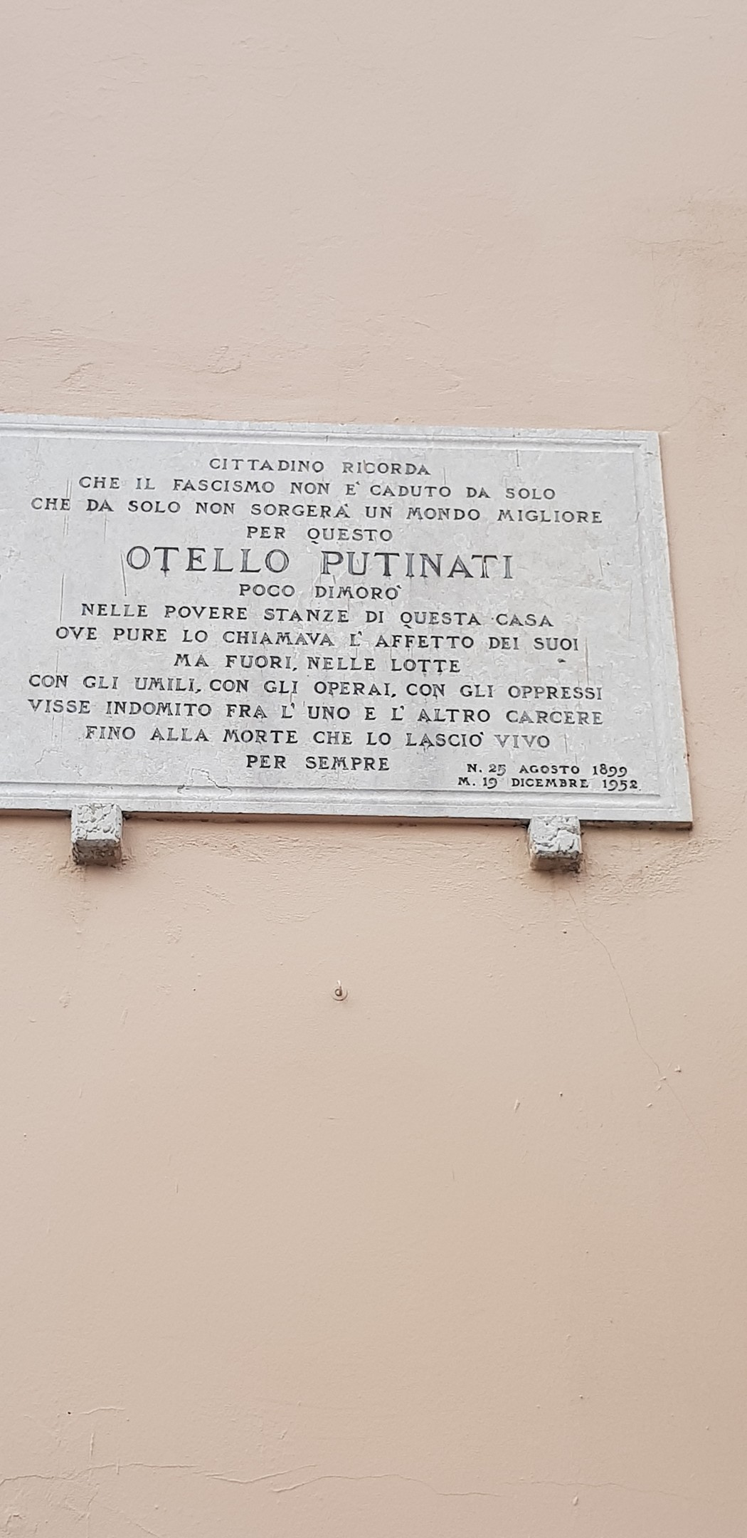 Lapide commemorativa dedicata a Otello Putinati, in memoria del suo impegno e sacrificio.