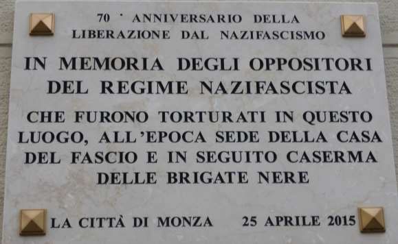 Lapide commemorativa in memoria degli oppositori del regime nazifascista, ex Casa del fascio, Monza.
