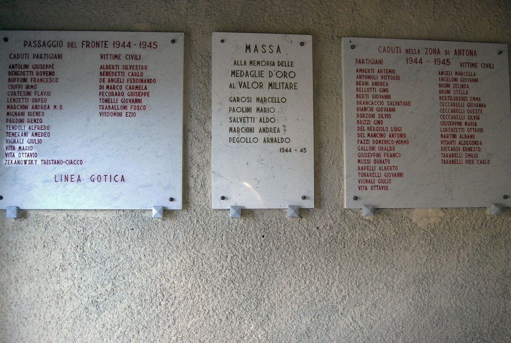 Sacrario di Tecchia: monumento ai caduti della Linea Gotica con nomi di partigiani e vittime civili.
