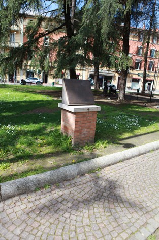 Monumento commemorativo immerso nel verde, dedicato alla battaglia della Bolognina.
