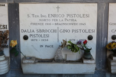 Sepolcro di Enrico Pistolesi, con lastre marmoree e decorazioni floreali, situato in un cimitero.