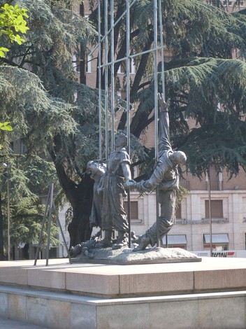 Monumento alla Resistenza: un simbolo di lotta e memoria dedicato ai partigiani che hanno combattuto per la libertà.