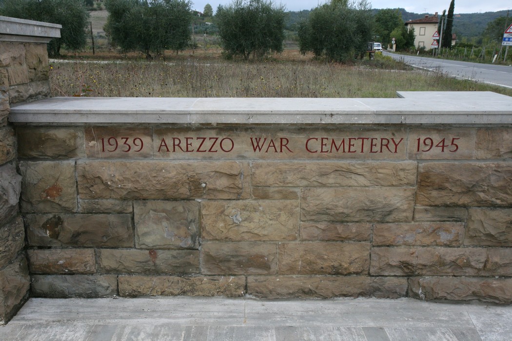 Cimitero di guerra di Arezzo, commemorazione dei caduti tra il 1939 e il 1945. Tranquillità e rispetto per i defunti.