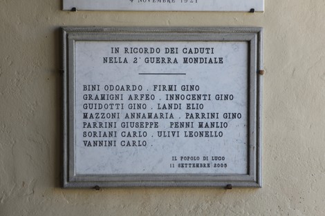 Lapide commemorativa ai caduti della Seconda Guerra Mondiale a Luco, con nomi dei soldati onorati.