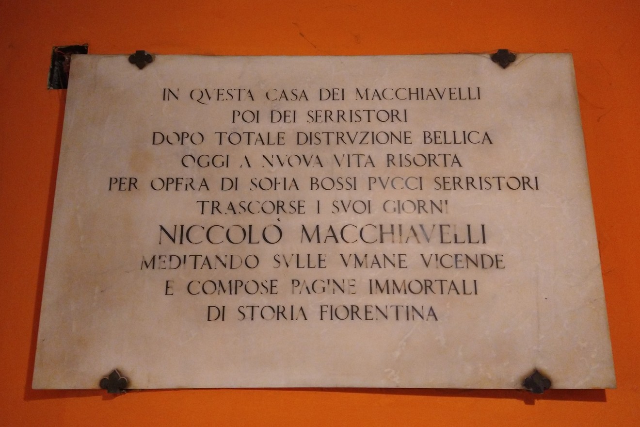 Lapide commemorativa della casa di Machiavelli, segnata dalla distruzione e restaurata per preservarne la memoria.