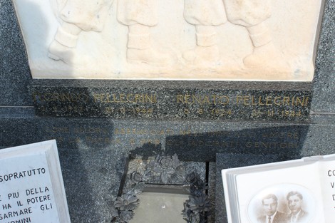 Monumento ai fratelli Pellegrini, con incisioni commemorative su pietra e dettagli ornamentali.