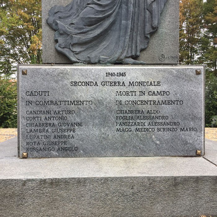 Monumento commemorativo ai caduti della Seconda Guerra Mondiale a Sartirana Lomellina.