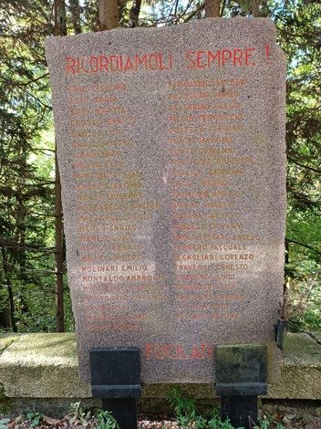 Memoriale commemorativo dedicato ai caduti della Benedicta, con nomi incisi su una lapide di pietra.