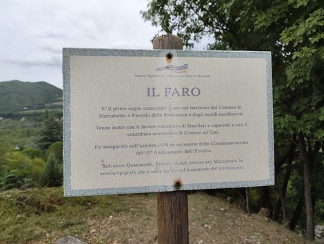 Il Faro, monumento commemorativo nell'area di Resistenza, circondato da un paesaggio verdeggiante.